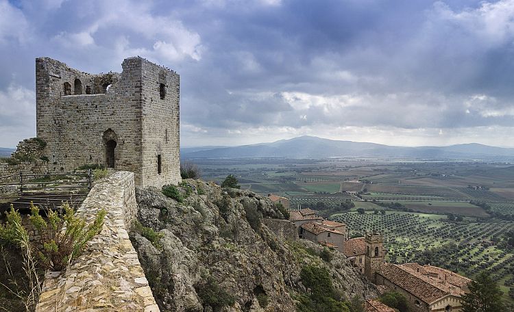 Montemassi, das Dorf mit Blick auf das weite Tal des Flusses Bruna